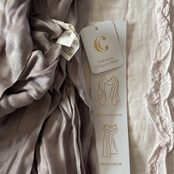 NWT Charming Charlie’s Grey Pashmina/Scarf - Picture 4 of 5